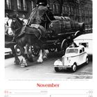 November. Frau in Miniauto in London um 1950 neben Pferdegespann. Kalenderseite zeigt 1. bis 7. November 2027.
