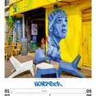 Text: "51", "REDEZ VOUS AVEC L'HISTOIRE", "NOVEMBER", "KW44/2027". 

Gelbes Gebäude mit blauem Wandgemälde einer Person.