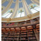 47 NOVEMBER, Mo 22, Di 23, Mi 24, Do 25, Fr 26, Sa 27, So 28. Prächtige Bibliothek mit Kuppel und vielen Büchern.