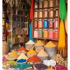 47 NOVEMBER. Mo 22, Di 23, Mi 24, Do 25, Fr 26, Sa 27, So 28. Ein Gewürzmarkt mit bunten Gewürzen in Gläsern und Körben.