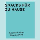 "SNACKS FÜR ZU HAUSE" steht in großen, schwarzen Buchstaben auf einem hellblauen Hintergrund. Darunter kleinerer Text.