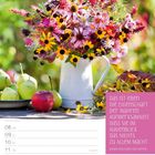 Zitat von Goethe: „Das ist eben die Eigenschaft der wahren Aufmerksamkeit, dass sie im Augenblick das Nichts zu allem macht.“ November 2027, Kalenderwoche 45.   
Ein Blumenstrauß in einer Kanne, daneben Äpfel und Birnen.