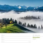 November 2027, 45. Woche, Kalender mit Landschaftsfoto: Nebel, Schneeberge, grüne Hügel, Wälder unter blauem Himmel.