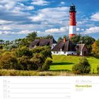 Kalenderseite der 45. Woche November 2027. Oben: Ein rot-weißer Leuchtturm neben Häusern.