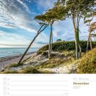 Kalenderblatt für die 45. Woche im November 2027. Foto: Kiefern am Strand, blauer Himmel mit Wolken, Dünenlandschaft.