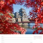 45. Woche, November. Burg Matsumoto im Herbst, Präfektur Nagano. Kalender. Rote Ahornblätter rahmen die Burg ein.