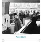 November, 08 Mo, 09 Di, 10 Mi, 11 Do, Fr 12, Sa 13, So 14, Volkstrauertag. Menschen schauen in einen Waschsalon in den 1950ern.