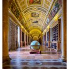 "48 NOV/DEZ, MO 29, DI 30, MI 01, DO 02, FR 03, SA 04, SO 05. Globus in einer prächtigen Bibliothek mit verziertem Gewölbe."