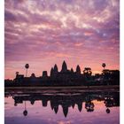 "48 NOV/DEZ MO 29 DI 30 MI 01 DO 02 FR 03 SA 04 SO 05. Silhouette von Tempeltürmen vor farbenprächtigem Abendhimmel."