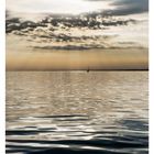 48 NOV/DEZ. MO 29 DI 30 MI 01 DO 02 FR 03 SA 04 SO 05. Ruhige See mit Segelboot, Wolken und Sonnenstrahlen.