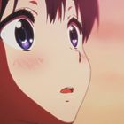 Ein animierter Charakter mit großen, leuchtenden Augen schaut überrascht nach oben vor einem sanften, rosa Hintergrund.