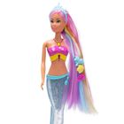 Eine Puppe im Meerjungfrauen-Stil mit langem regenbogenfarbenem Haar und einem farbenfrohen Top und Meerjungfrauenflosse.