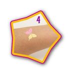 Die Zahl "4" steht oben rechts in einem gelb-pinken Rahmen. Darunter ist ein pastellfarbener Schmetterling auf Haut.