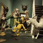 Illustration einer chaotischen Szene: Ein Mann, ein Hund und mehrere Lamas sind in einer turbulenten Pose im Haus.