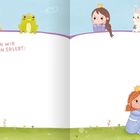 Illustration: "Das haben wir zusammen erlebt". Kinder in Prinzessinnenkleidern, ein Einhorn, ein Hase, ein Frosch, und ein Hund.