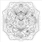 Mandala mit komplexen floralen Mustern, geschwungenen Linien und symmetrischen Designs, umgeben von dekorativen Blättern.