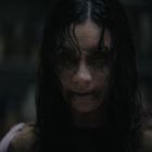 Ich kenne keinen Text in der Darstellung. Eine Frau mit nassen Haaren, bleichem Gesicht, intensiver, ernster Blick.
