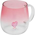 Keine Texte vorhanden. Eine gläserne Tasse mit einem rosa Herz im Inneren und einem sanften Farbverlauf von rosa zu klar.