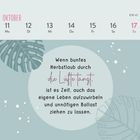 Kalenderseite: Okt. 11-17. Zitat über tanzendes Herbstlaub als Symbol für Veränderung. Links Pflanzenblätter, ein Blattmotiv.