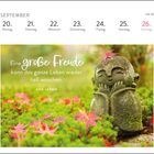 Kalenderblatt für die Woche vom 20. bis 26. September. Ein Zitat: "Eine große Freude kann das ganze Leben wieder hell waschen. AUS JAPAN" vor einer harmonischen Szene mit einer kleinen Buddha-ähnlichen Statue inmitten von Moos und roten Blättern.