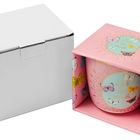 „Zeit für mich“ steht auf einer rosa Verpackung mit bunten Schmetterlingen. Daneben eine schlichte weiße Box.