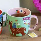 Text: "Viva la vida". 

Bunte Tasse mit Vogel- und Hirschmotiv, innen Blumen. Teebeutel hängt am Henkel.