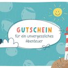 "Gutschein für ein unvergessliches Abenteuer" steht in bunten Buchstaben. Illustration eines Leuchtturms und einer Sonne mit Gesicht.