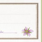 Links lila Linien für Text, umgeben von Brombeeren und Blüten. Rechts runder, leerer Bereich mit Blättern und Beeren.