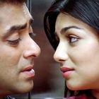 Ein Mann und eine Frau schauen sich nah in die Augen. Die Frau trägt blaue Ohrringe.