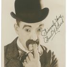 "Sincerely Yours, Smilj Pollard." Ein Mann mit Melone und Schnurrbart, nachdenklich den Finger an den Lippen.