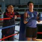 Boxring mit zwei Männern. Einer trägt blaue Boxhandschuhe mit "Everlast"-Logo, der andere hält sich an den Seilen fest.