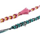 Zwei bunte Freundschaftsarmbänder, eines in Pink-Gold, das andere in Türkis-Schwarz mit einem Sternanhänger.