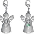 Zwei silberne Engelanhänger mit Herzformen; links ein klarer, rechts ein grüner Kristall.