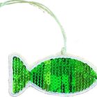 Ein Fisch aus grünen Pailletten mit einer weißen Umrandung und einem befestigten Band.