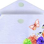 Ein Umschlag mit bunten Blumen und einem Schmetterling unten rechts auf einem hellblauen Hintergrund.