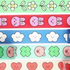 Bunte Bänder mit Blumen, Hasen, Wolken, Kleeblättern, Schweinen und Herzen in diversen Farben und niedlichen Stil.