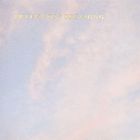 Text "NEVER STOP DREAMING" auf sanftem Pastellhimmel.