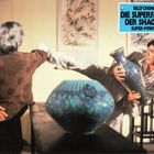 "Die Superfaust der Shaolin". Zwei Männer kämpfen, einer hält eine Vase. Asiatische Dekorationen im Raum.