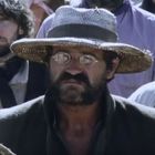 Keine Texte im Bild. Eine Gruppe von Männern, viele mit Hüten und Brillen, stehen dicht zusammen.