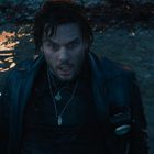 Ich kann keine Texte oder Copyright-Informationen erkennen. 

Ein Mann mit nassen Haaren und Lederjacke schaut ernst, im Hintergrund Wasser.