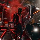 Person in futuristischer, leuchtender Rüstung, umgeben von einem High-Tech-Fahrzeug in industrieller Umgebung.