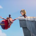 Eine Figur hängt an einer Leiter und reicht einem Kind die Hand auf einer steinernen Brüstung.