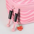 Text: „smaepp“ auf schwarzen Reißverschlussgriffen; rosa Tasche mit weißen Wellenstreifen; Erdbeeranhänger.