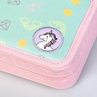 Ein Logo mit einem Einhorn, umgeben von Sternen, Regenbögen und Diamanten auf mintgrünem Hintergrund mit rosa Rand.