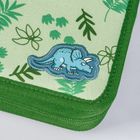 Grüner Rand, helle Fläche mit Blattmustern. Ein blauer Cartoon-Dinosaurier mit drei Hörnern ist abgebildet.