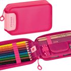 "smäepp BY BRUNNEN" auf einer rosa Federmappe mit Buntstiften, Bleistiften, Lineal und Radiergummi im Inneren.