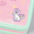 Ein pinkes Etui mit einem Patch einer lächelnden Katzen-Einhorn-Illustration, umgeben von Sternen und einem Regenbogenschweif.