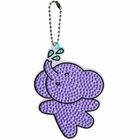 Schlüsselanhänger mit lila Elefant, der Wasser spritzt, in Cartoon-Stil mit einer Metallkette befestigt.