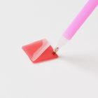 Ein pinkfarbener Stift berührt ein kleines, quadratisches, rotes Wachsstück mit einer abziehbaren Folie.