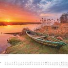 "PD WYC-0136A". Ruhiges Wasser, ein altes Holzboot im Vordergrund, im Hintergrund ein farbenprächtiger Sonnenaufgang.